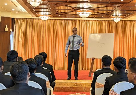 Dominic CostaBir running an HTI training session